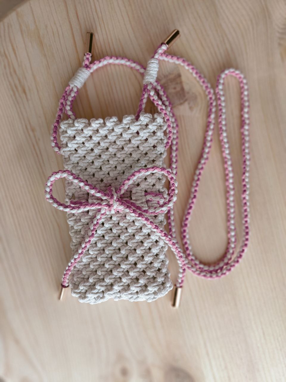 Сумочка для мобильного телефона в технике макраме и кумихимо.